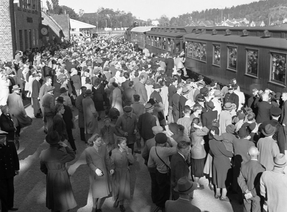 60 ÅRS JUBILEUM: I år er 60 år siden siste store utvidelse på Vestfoldbanen. Bildet er fra 1949 da store folkemasser flokket seg på Tønsberg Jernbanestasjon for å se det nye bredsporede toget. Inntil da hadde banen vært smalsporet.
