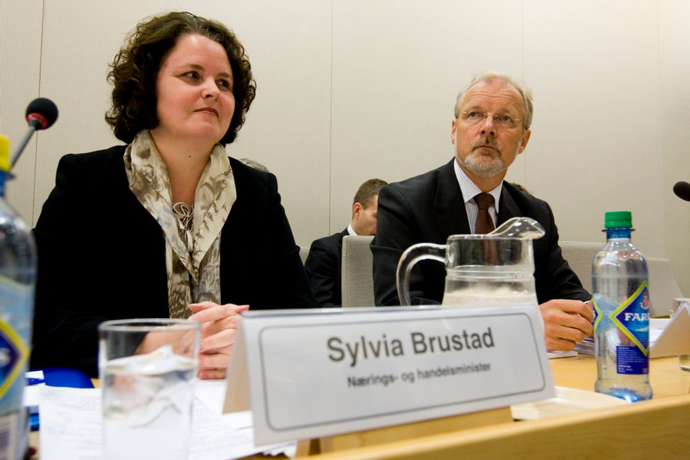 Sylvia Brustad forklarte seg onsdag for Stortinget om Aker-bråket. Til høyre departementsråd Reier Søberg.