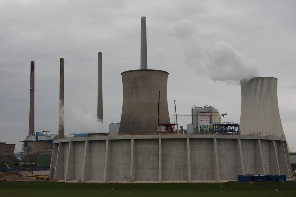 Dette er EONs kraftverk Staudinger i Tyskland, der det er bygget et testanlegg for CO2-fangst. Resultatene fra renseanlegget er oppsiktsvekkende gode. Løsningen avgir ingen helsefarlige utslipp, har over 90 prosent gjenvinningsgrad og lavt energiforbruk.