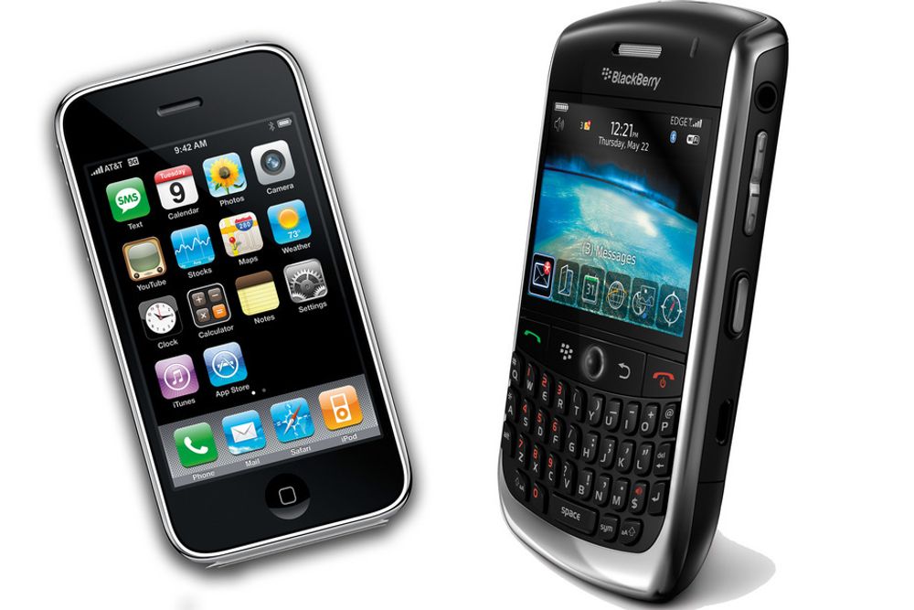 Blackberry Curve (t.h) har overtatt tronen som USAs mest solgte mobiltelefon etter Apples iPhone.