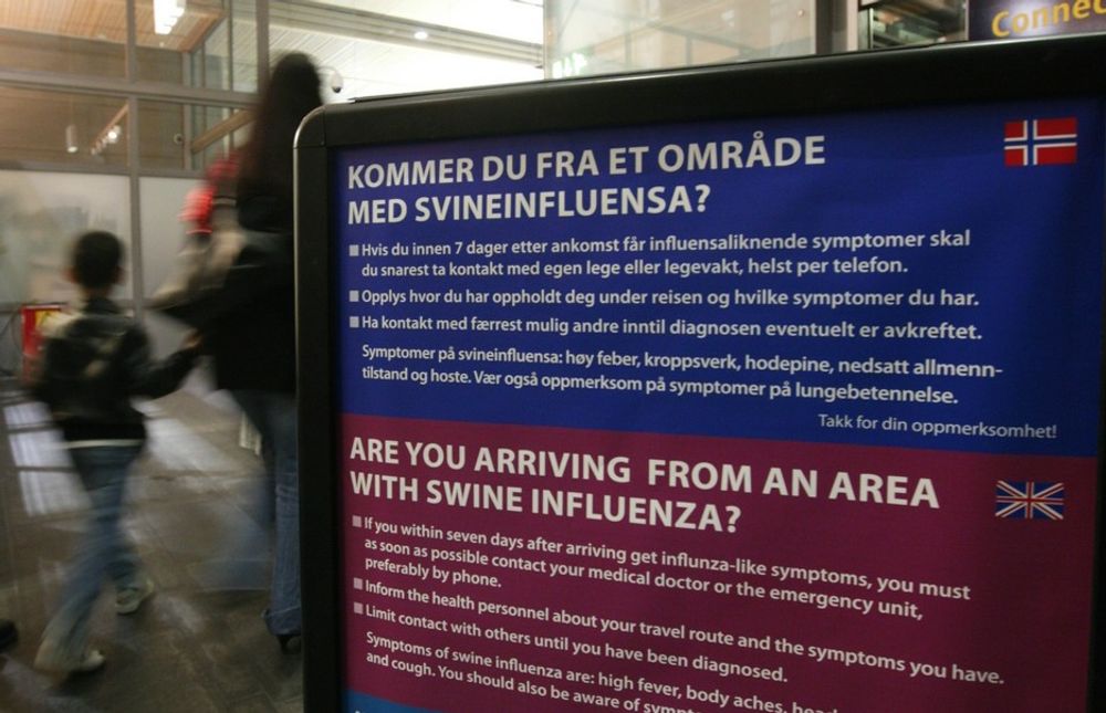 ADVARSEL: Det er utplassert plakater på Oslo Lufthavn Gardermoen for å informere reisende om symptomer på svineinfluensa etter at det ble bekreftet at sykdommen er kommet til Europa.
