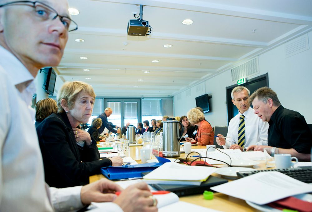 Overlege Bjørn Iversen ved Folkehelsinstituttet og Bjørn-Inge Larsen,(direktør i Helsedirektorate (nr. to fra høyre) sitter begge i Pandemikomiteen som har jevnlige møter om svineinfluensaen.