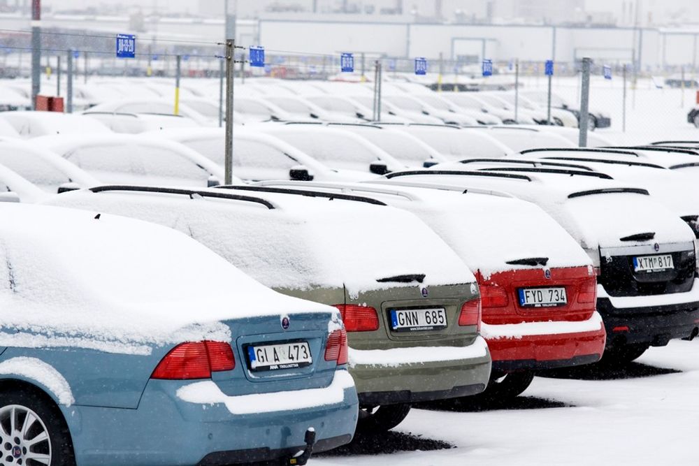 ALVORLIG: Usolgte biler snør ned på Saabs anlegg i Trollhättan i Sverige.