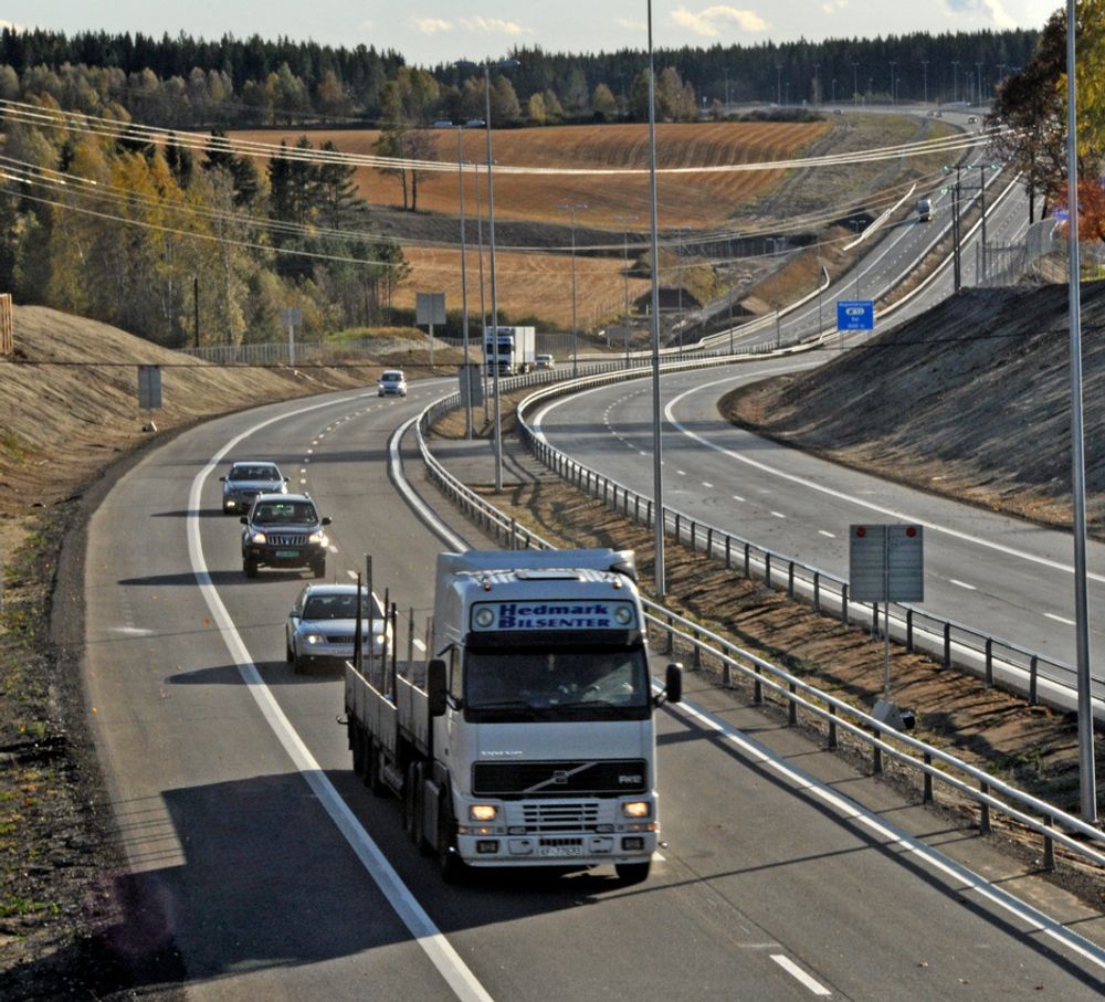 E 6 sett fra Fjeldberg bru sør for Dal-krysset like etter åpningen. Trafikken er nettopp satt på nordgående kjørebane. Sørgående trafikk bruker ennå omkjøringsvegen.