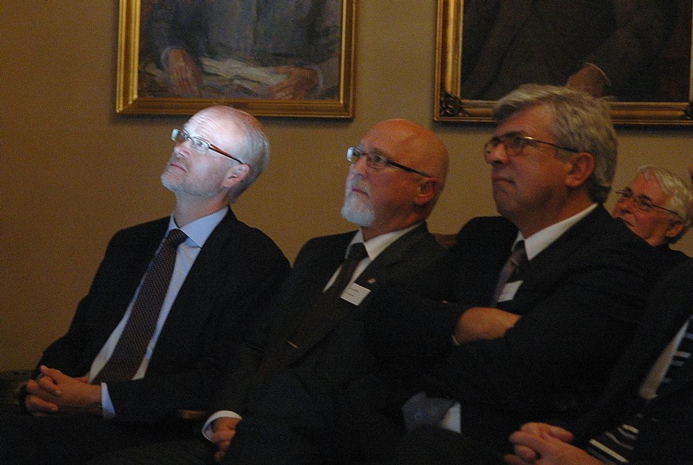 LYST HODE: Arne Berg har betydd mye for arbeidet til de to professorene Jarl Jakobsen og Frode Lærum (til høyre).