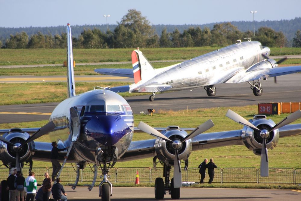 Dakota Norways DC-3 taxer forbi en DC-6.
