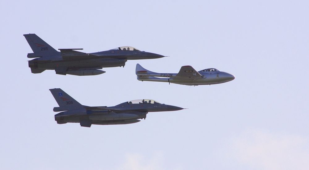 De Havilland Vampire i formasjon med to F-16.