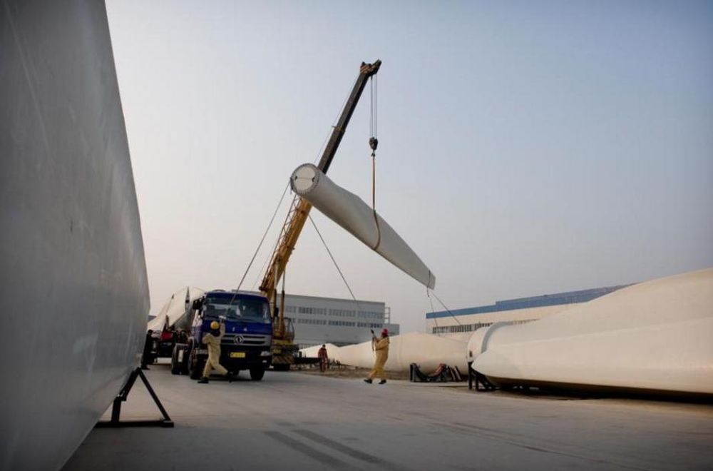 PRODUSERER FOR FULLT: Vindmølleblader produsert i Baoding legges på lastebiler for frakt til vindparker i nordvest-Kina. Landet installerer i snitt en vindmølle på 1 MW hver time, ifølge WWF.