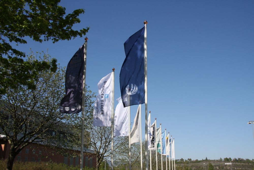 Hydro-flagg vaier over Herøya