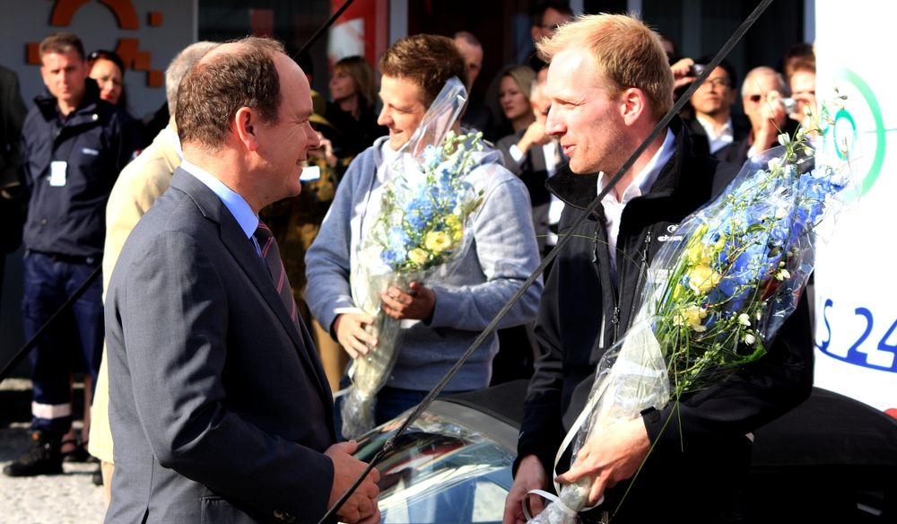 Gunnar Birkenfeldt får blomster og gratulasjoner fra Fyrst Albert II av Monaco.