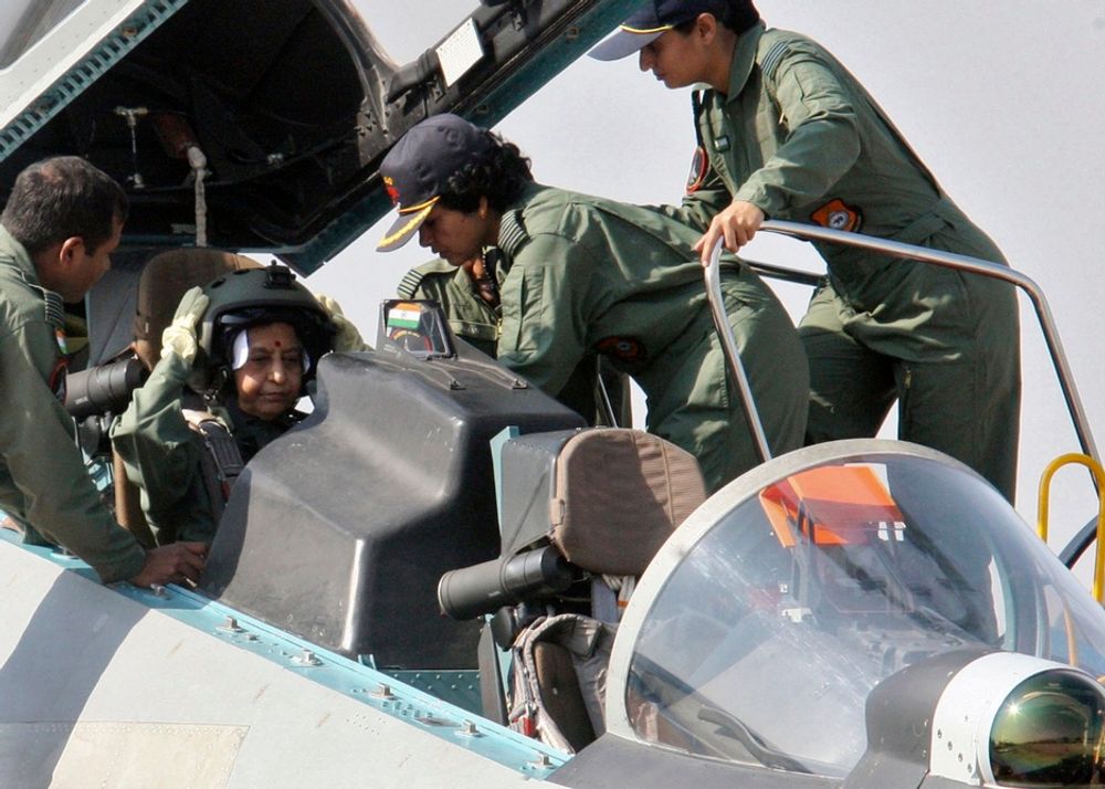 President og øverstkommanderende Pratibha Patil tar plass i navigatørsetet i et av Indias Su-30MKI fredag.