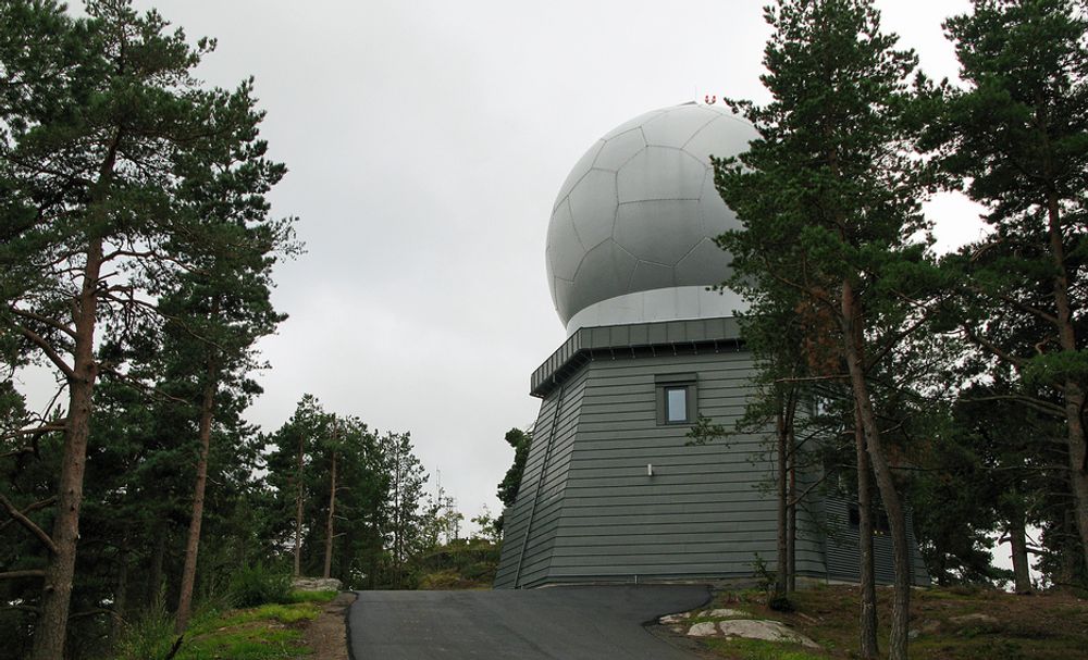 Fargen på både bygning og radom er valgt i samarbeid mellom Avinor og Stokke kommune for å sørge for at den vardelignende radaren i Kihlåsen stikker seg minst mulig ut.