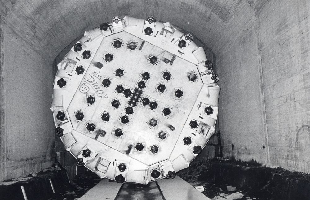 TBM-TABBE: Statens vegvesen boret i perioden 1984-1986 cirka syv km tunnel gjennom Fløyfjellet med tunnelboremaskinen "Madam Felle". Men maskinens diameter var for liten,  og omfattende strossing måtte til for å få full kjørebanebredde i begge løp. Det kostet tid og penger.