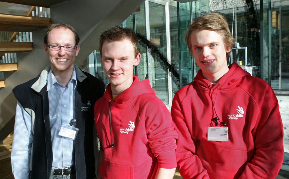 SAMARBEID: I lagsporten mekatronikk stiller Norge med (f.h.) Ole Andre Kristiansen og Glenn Augerud. Til venstre veileder Hans Rinde, som ble nummer åtte i mesterskapet i 2003.