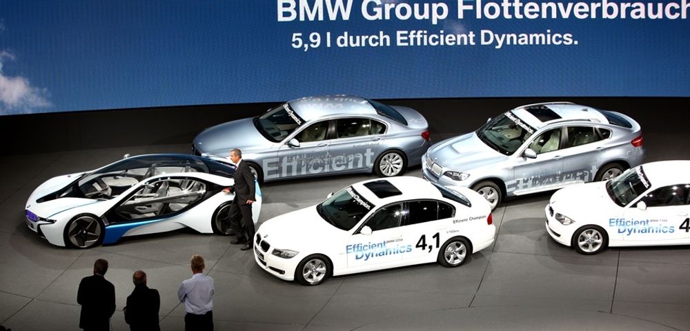 BMW Vision (i front) etterfulgt av BMW ActiveHybrid 7 og X6 (øverst) og to stk BMW 320d EfficientDynamics Edition (nederst).