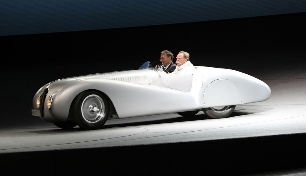 BMW-direktørNorbert Reithofer hadde standsmessig transport inn på pressekonferansen: Klassiske 328 "Mille Miglia".