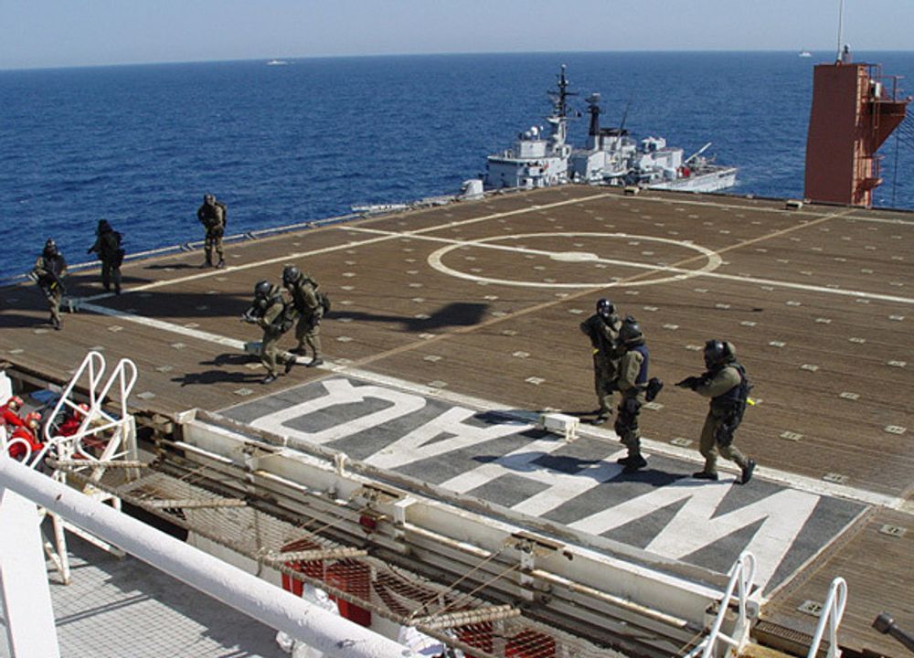 ØVELSE: Italienske soldater lander på helikopterdekket på et "kidnappet skip" under en øvelse i Middelhavet.