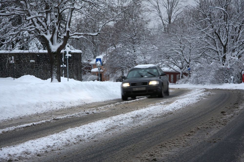GODT NOK: Her i Halvdan Svartes Gate/Frognerveien i Oslo så det slik ut klokken 0950 i dag. Snødybden mellom kjøreretningene var flere steder 15 cm. Dette er bra nok brøyting, ifølge Samferdselsetaten.