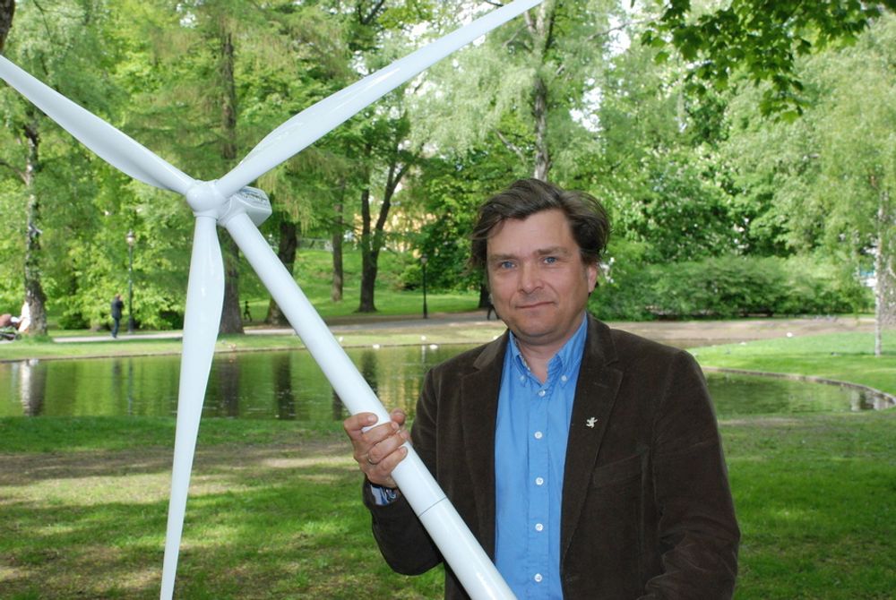 SNURRER AV GLEDE: Direktør Øyvind Isachsen i Norwea er fornøyd. Norge og Sverige er enige om elsertifikater, og det gjør vindkraften mer lønnsom. Mange nye vindkraftprosjekter vil nå bli bygd ut.