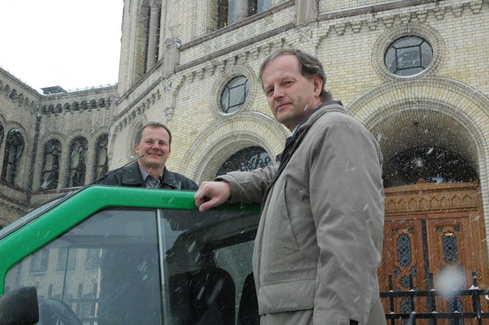 Ketil Solvik-Olsen (t.v) og Jan Vidar Hansen i Frp hadde i fjor den eneste elbilen i stortingsgarasjen. Solvik-Olsen tror det kan bli avgifter på den neste elbilen partiet anskaffer.