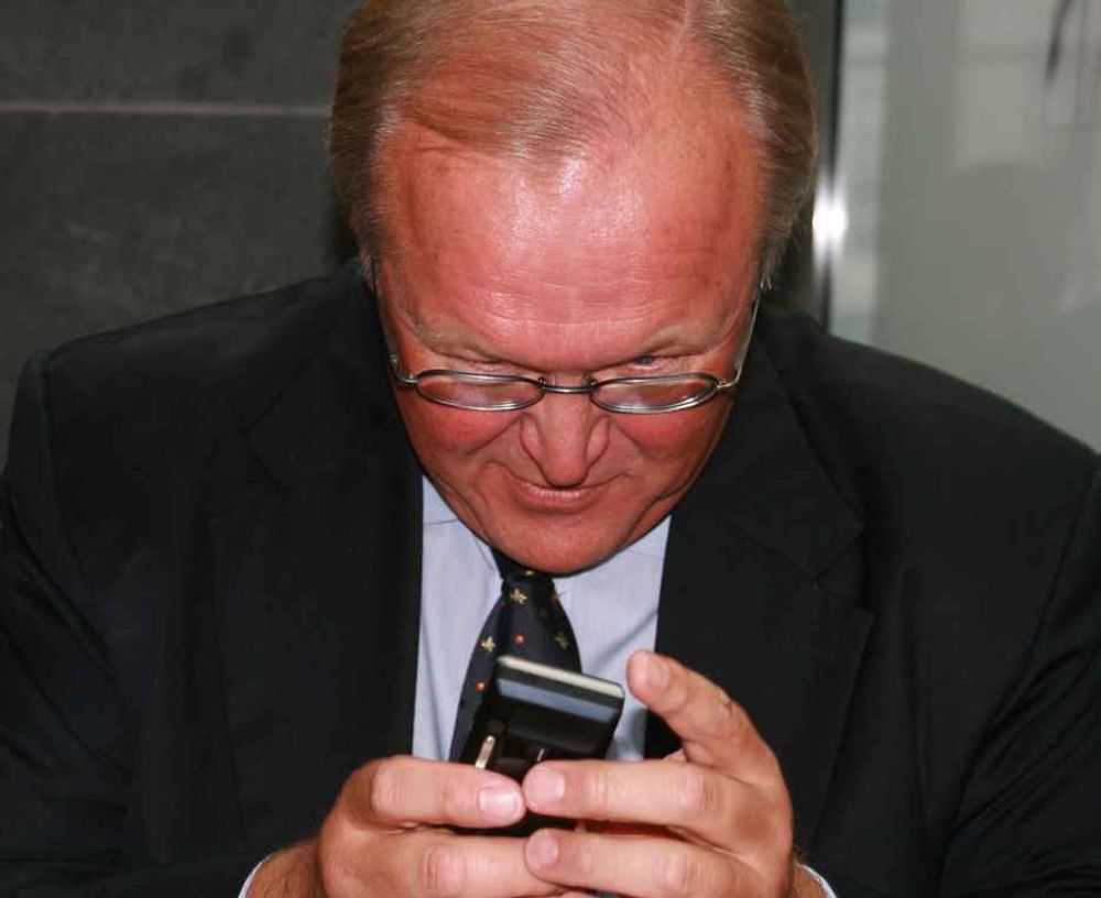 NÅ SKAL DU SNART SE...: Göran Persson fomler litt med sin nye SonyEricsson-mobil, før han finner bildene av Teknisk Ukeblads reportasjeteam.