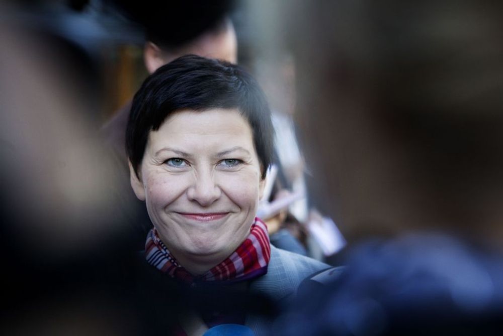 Arbeiderpartiets parlamentariske leder Helga Pedersen sier at partiet vil stemme for budsjettet, og at hun ikke har noen grunn til å tro at de andre regjeringspartiene ikke vil gjøre det samme.
