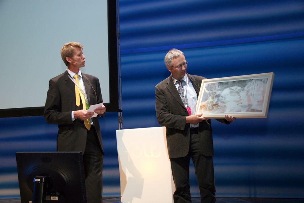 Hybrid Energy ved Bjarne Horntvedt overrekkes Varmepumpeprisen 2009 av Gunnar Solem.