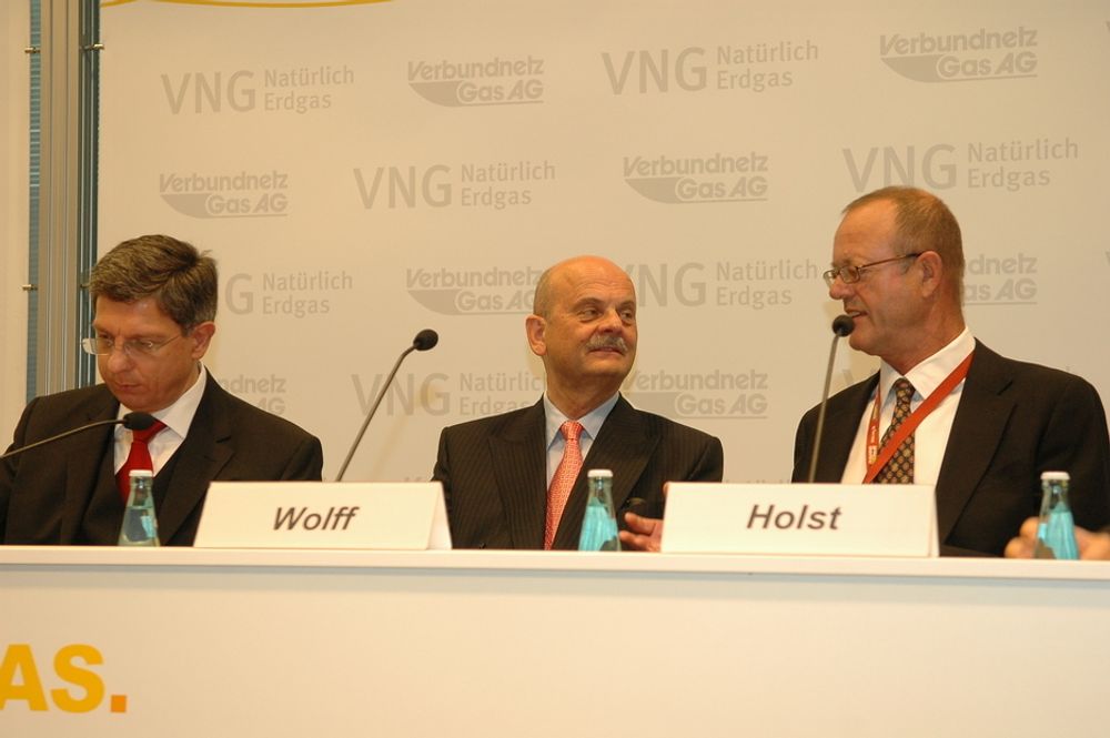 HENTER I NORGE: VNG har fått norsk gas siden 1996. Nå sikter ledelesen på flere eierandeler på norsk sokkel. Fra venstre Klaus - Dieter Barbknecht, viseadministrerende direktør Gerhardt Wolff og Klaus - Ewald Holst.