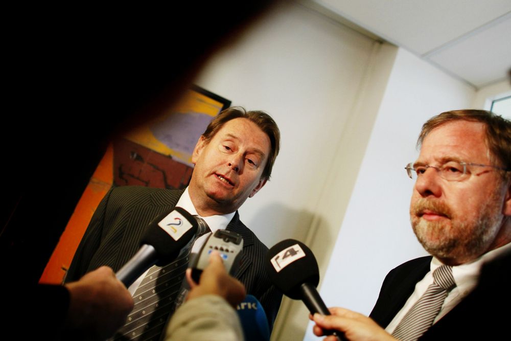 Riksmeglingsmennene Dag Nafstad (t.v.) og Nils Dalseide kunne 06.00 fortelle at partene i offentlig sektor var kommet til en løsning på overtid.