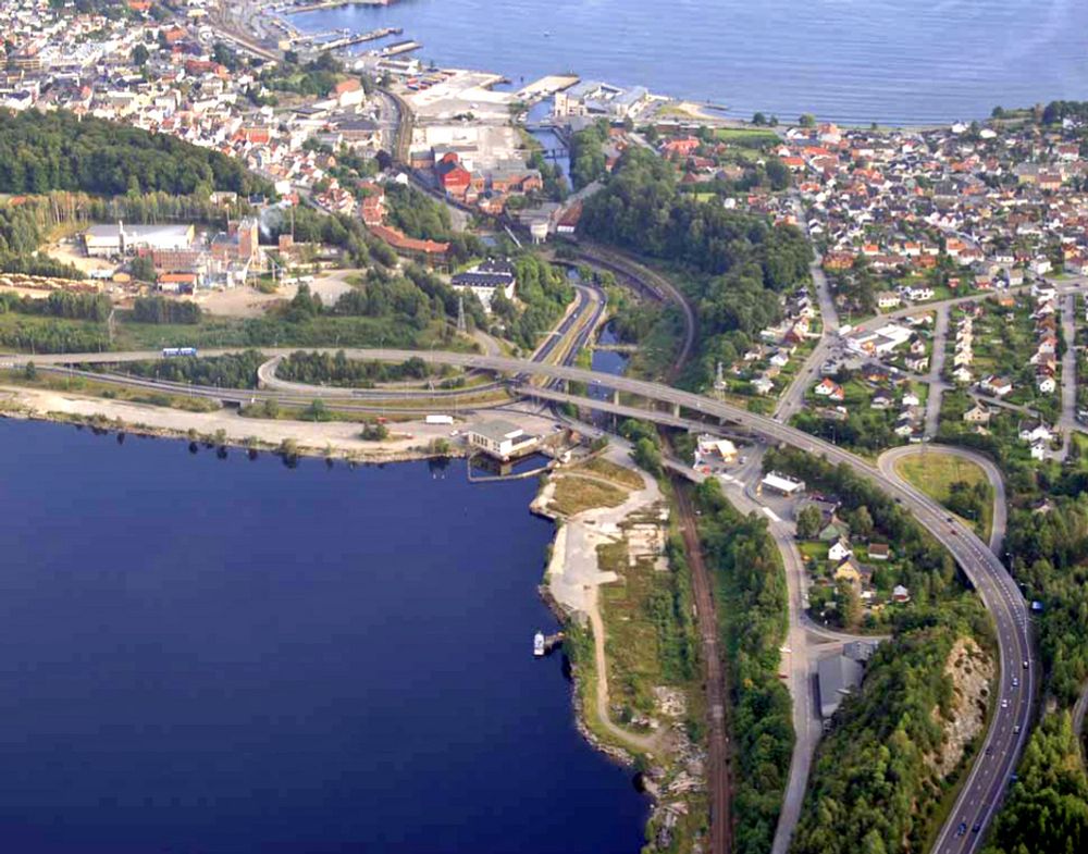 Farriseidet i dag. Den største brua over Farriselva har ledet E 18 utenom Larvik sentrum siden 1971.