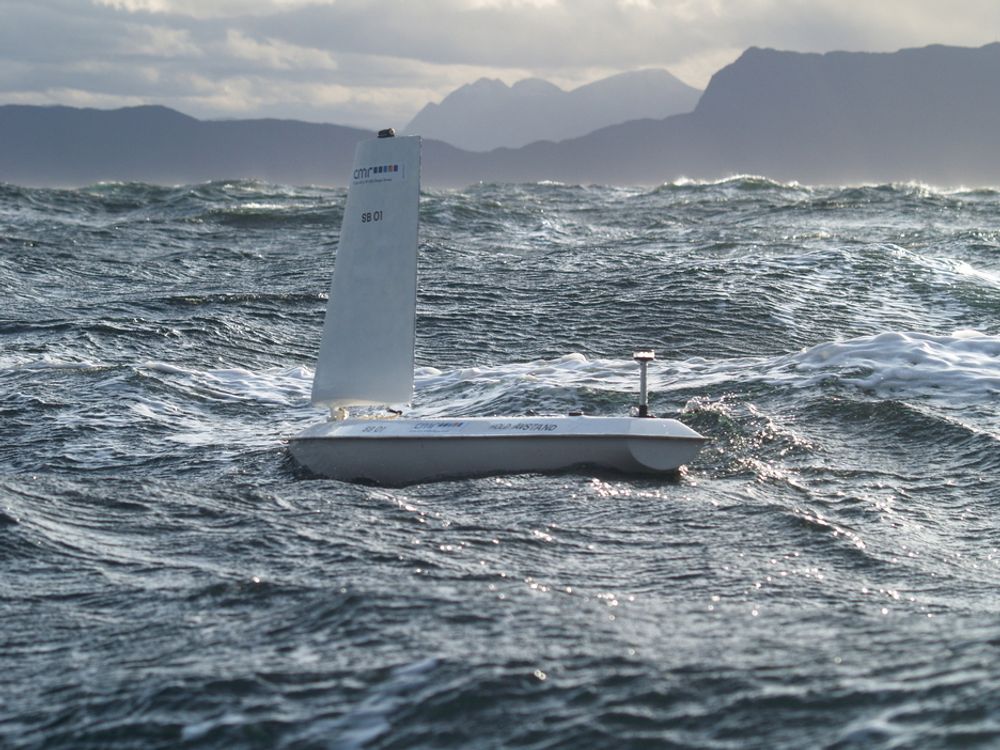 INGEN FERIE: Den to meter lange prototypen på CMRs seilbøye har bestått testene. Nå er den klar for kommersialisering.