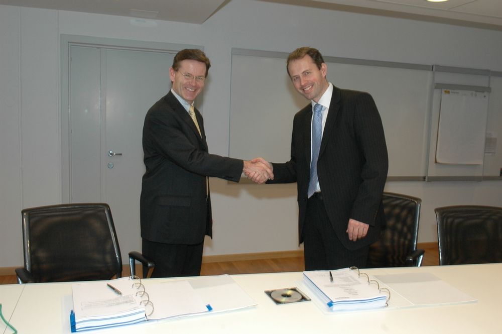 FØRST UTE: Nicolay Ramm i StatoilHydro gratulerer Jan Roger Bjerkestrand i Aker Clean Carbon med kontrakt for et storskala CO2 renseanlegg på Mongstad.
