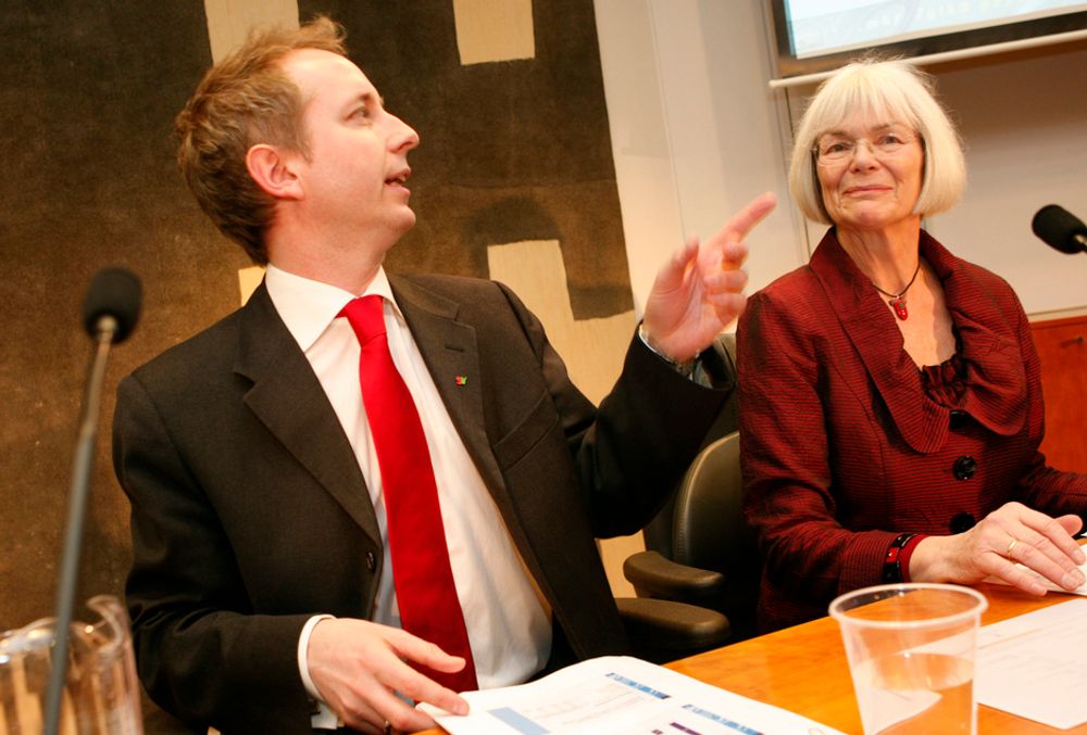 Kunnskapsdepartementet og ministrene Bård Vegar Solhjell og Tora Aasland ønsker mer samarbeid mellom næringsliv og studiesteder.