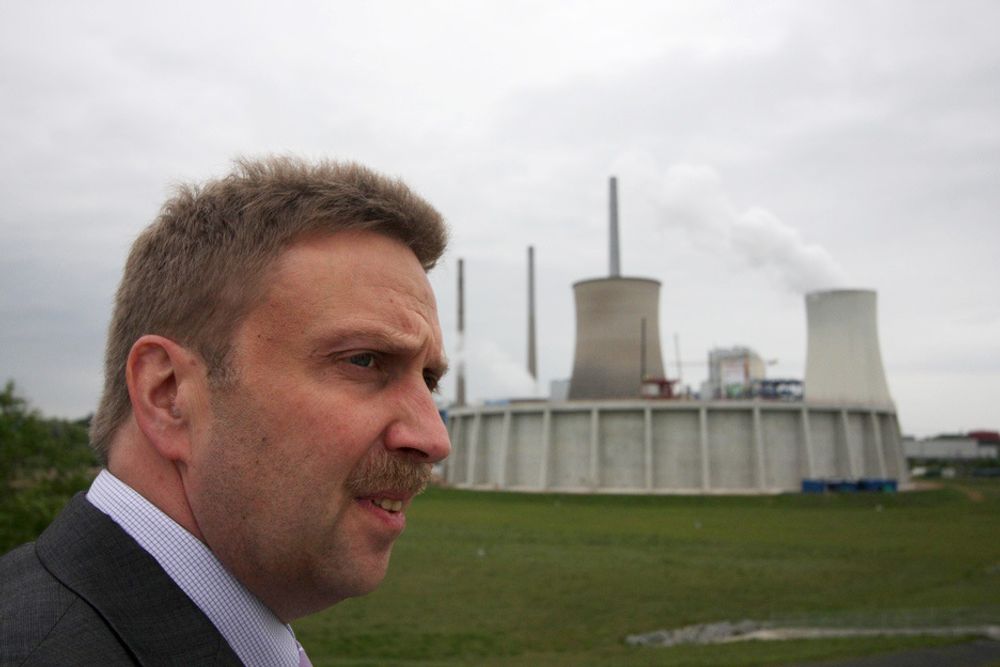 ENORMT: Dr. Rudiger Schneider håper Siemens får i oppdrag å bygge et fullskala renseanlegg ved det enorme kullkraftverket Staudinger med installert effekt på 2000 MW.