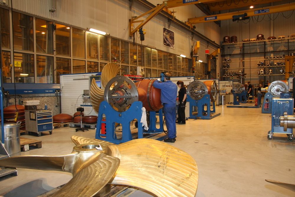 PÅ LØPENDE BÅND: Propeller monteres ved ulike stasjoner i hallen i Ulsteinvik.