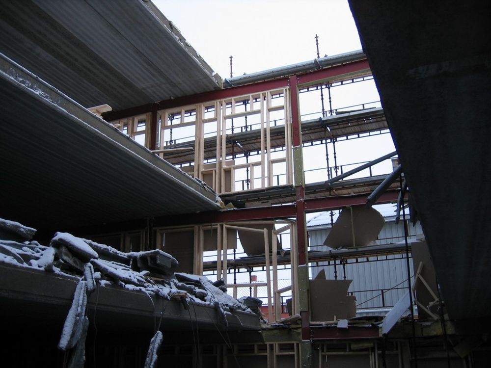 NCC-PROSJEKT: Betongdekkene falt ned fire etasjer og etterlot seg et gapende hull på Biohuset i Hamar.