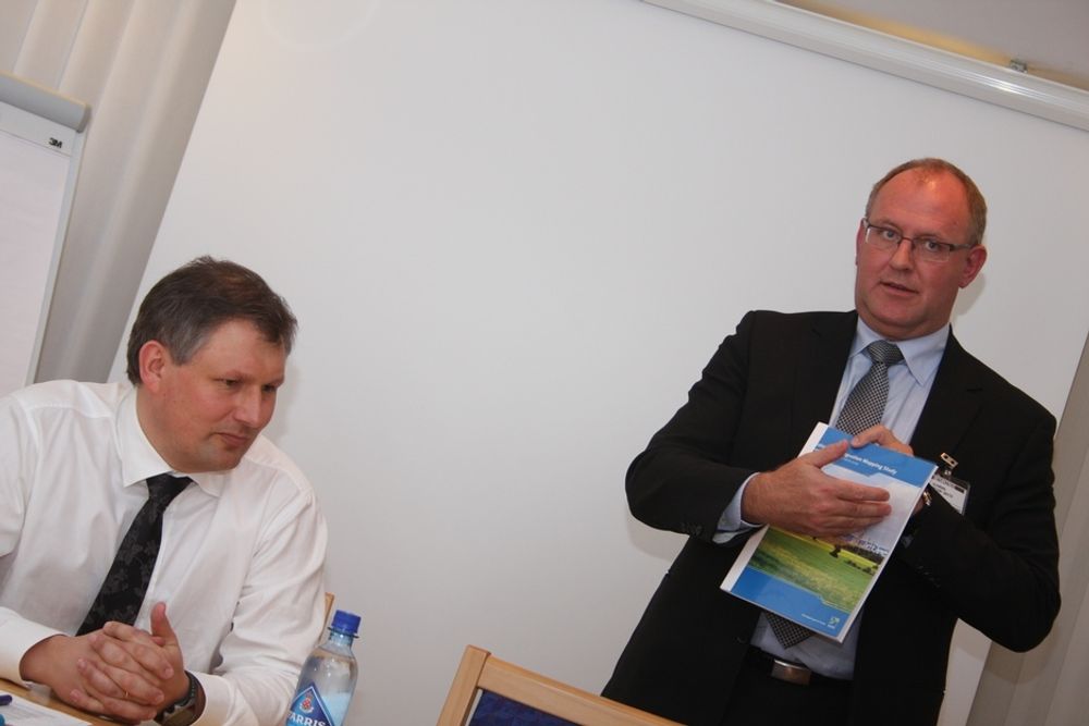 Rapport: Olje- og energiminister Terje Riis-Johansen fikk overlevert rapporten fra Gassco-direktør Brian Bjordal i dag.