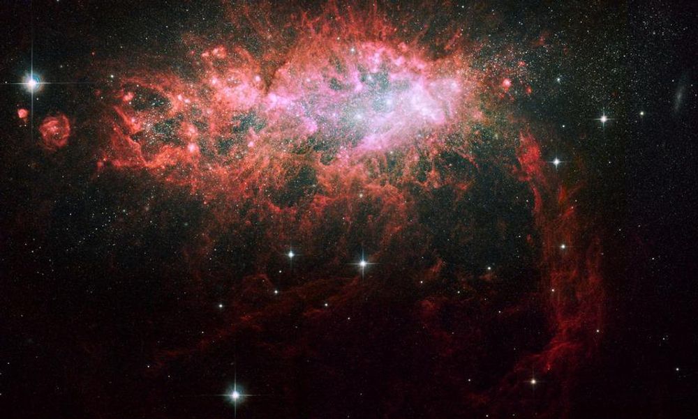 ENSOM: Denne ensomme galaksen pumper ut bye stjerner i en høy takt. Dette har pågått i mer enn 100 millioner år.