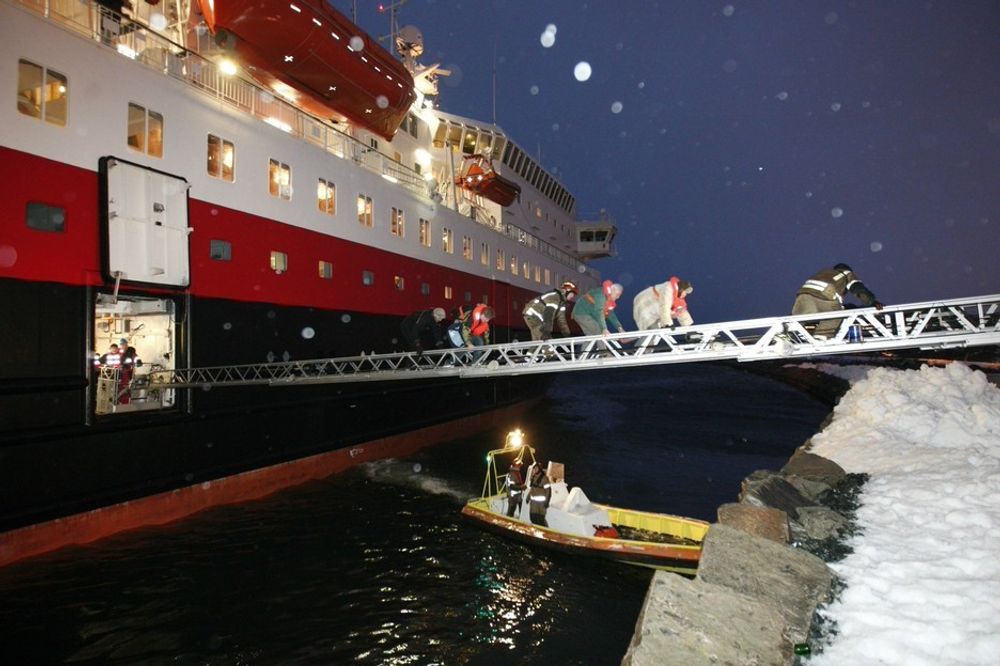 Hurtigruteskipet "Richard With" gikk tirsdag morgen på grunn rett ved Pir 2 i Trondheim Havn. Passasjerer og mannskap ble evakuert via brannstige.
6. januar 2009.