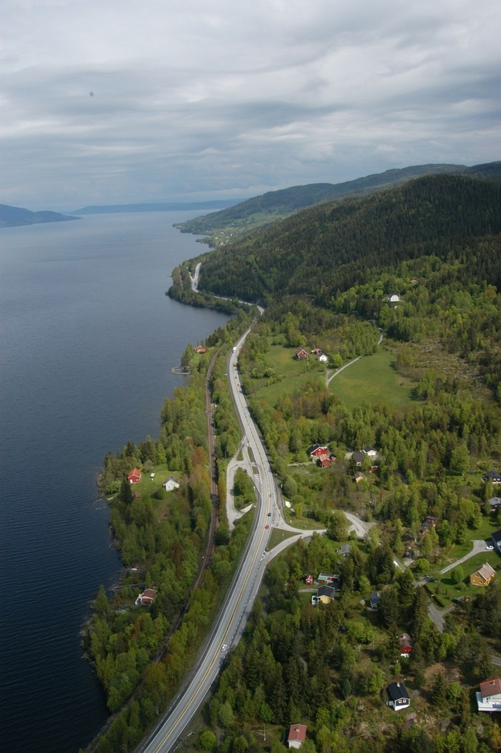 BESLUTNINGSVEGRING: Miljøverndepartementet får skarp kritikk fra blant andre leder av transport-og kommunikasjonskomiteen på Stortinget, Torstein Rudihagen (A), for å trenere utbyggingen av E6 langs Mjøsa.