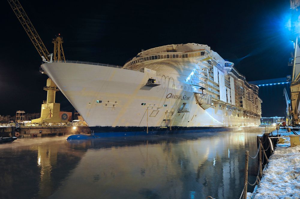 FLYTER: 22.  november 2008 ble ble slusene åpnet  og tørrdokka i Åbo fylt med vann. Dermed kunne RCCLs Genesis-prosjekt konstatere ta verdens største cruiseskip fløt.