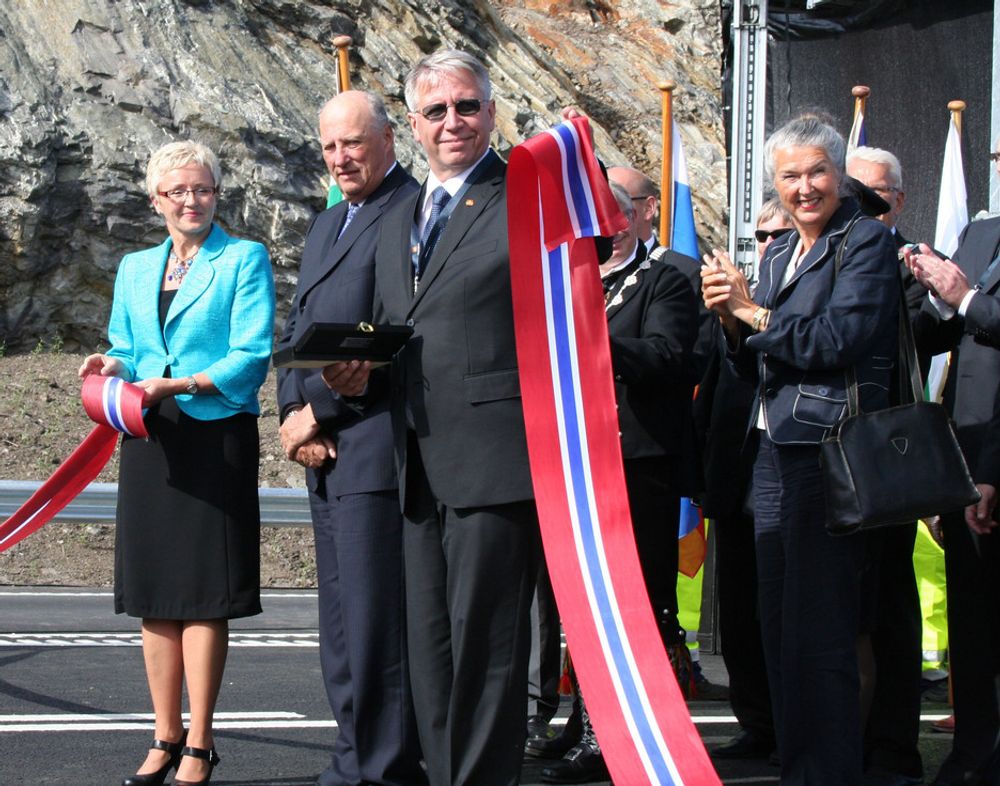 H.M. Kong Harald  klippet snoren på nye E18 sammen med samferdselsminister Liv Signe Navarsete og vegdirektør Terje Moe Gustavsen.