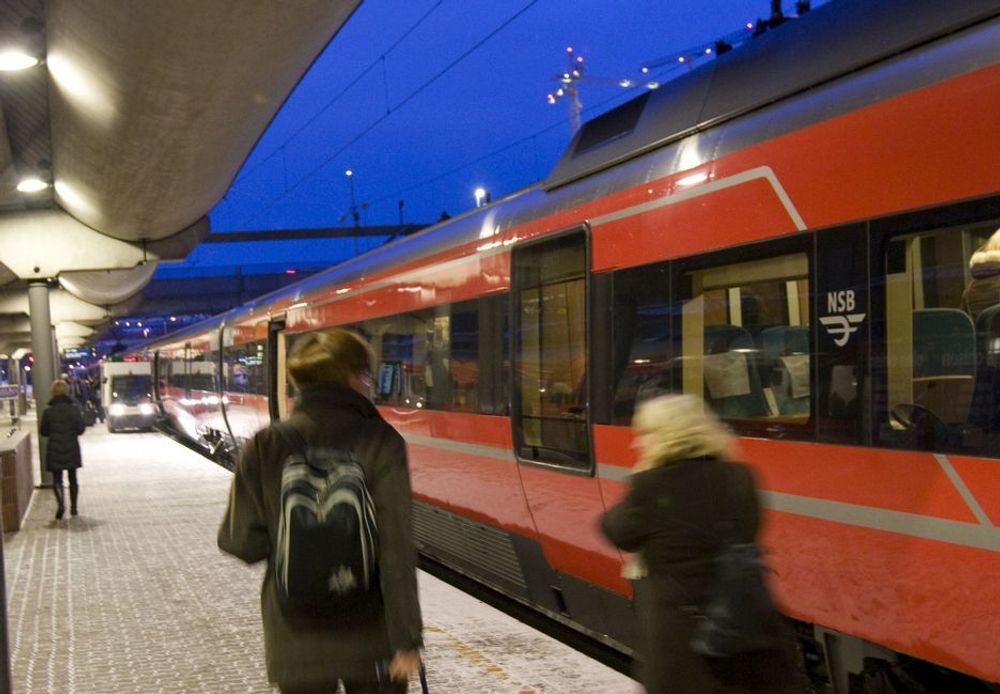 ¿ Vår klare ambisjon er et langt bedre nivå for persontogene etter hvert som ny infrastruktur og nytt materiell kommer på plass, sier Einar Enger. Så langt i år har NSB tjent mer på buss enn tog.