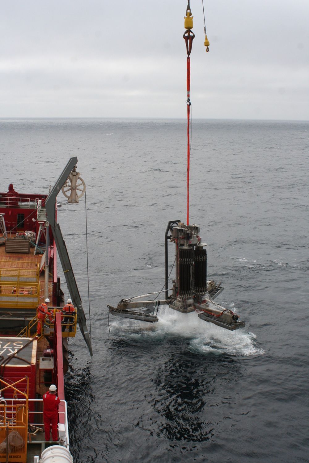 SENKES : PROD - Portable Remotely Operated Drillingrig heves etter endt boring i sjøen på Luvafeltet.