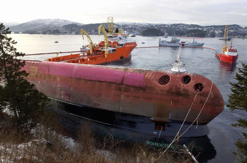 UKJENT: Verken los eller mannskap kjente til undervannskjæret uten for Revskolten fyr. 18 sjøfolk omkom da skipet kantret i stille vær den 19. januar 2004.