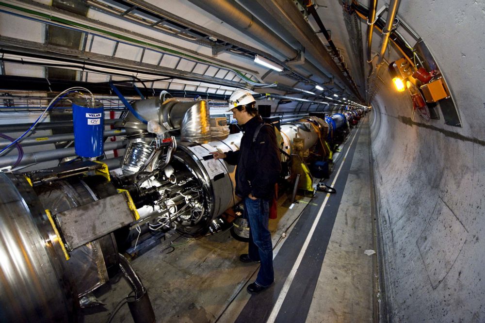Gjenoppstarten av partikkelakseleratoren Large Hadron Collider er utsatt på ny  - denne gang til november.