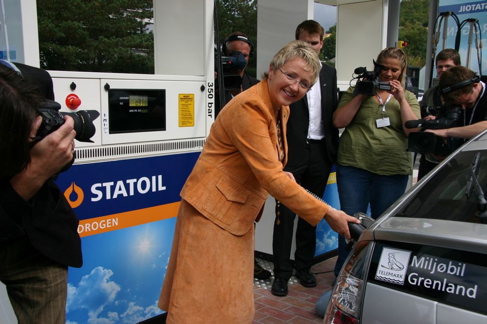 HYDROGENTANK: Samferdselsminister Liv Signe Navarsete fylte den første tanken med hydrogen etter den offisielle åpningen av stasjonen på Forus.