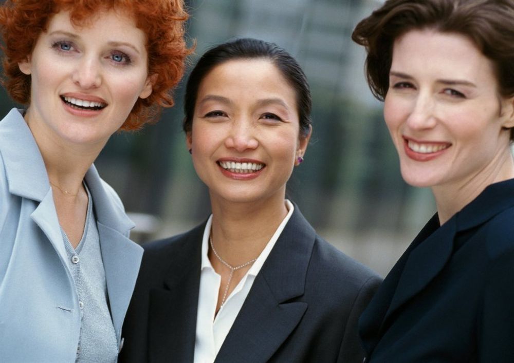 De kvinnelige lederne hadde størst grunn til å smile i fjor, med 15 prosent lønnsvekst. Men de ligger fortsatt 200.000 kroner bak sine mannlige kolleger i snittlønn.