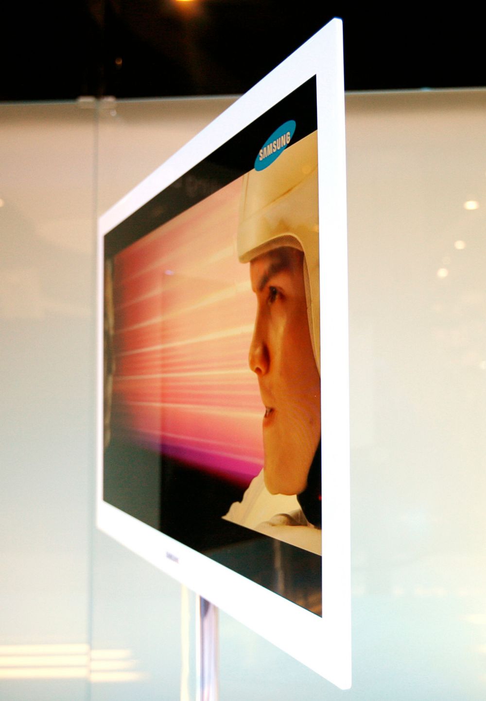 CES: Samsung viste fram prototypen på sin 8 millimeter tynne LED-TV.