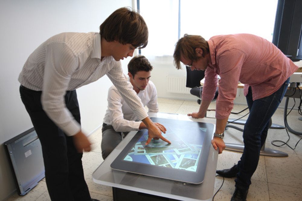 Torbjørn Bjering, Ingar Landet og Kåre Blakstad utvikler Find My Picture med Microsoft Surface.